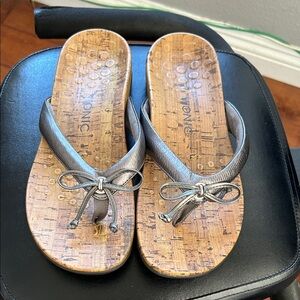 Vionic “CASSIE” Metallic Pewter Bow Cork-Print Sandals 9